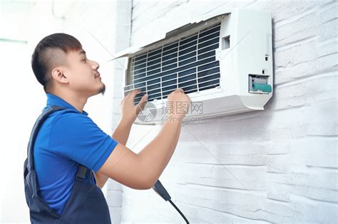 在维修空调的工人高清图片下载-正版图片600337572-摄图网