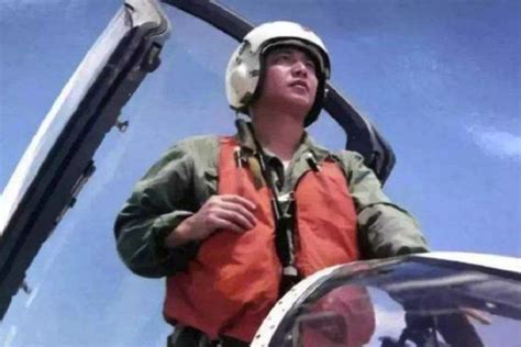 当年飞行员王伟撞机跳伞，为何10万人都没找到？18年后才知道原因_凤凰网视频_凤凰网