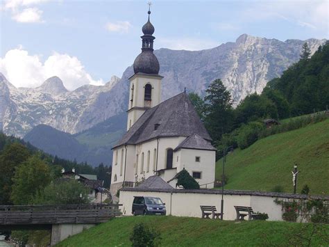 德国上巴伐利亚州贝希特斯加登公园的拉姆绍村著名的圣塞巴斯蒂安教区堂与巴伐利亚阿尔卑斯山风景秀丽的高清图片下载-正版图片504887706-摄图网