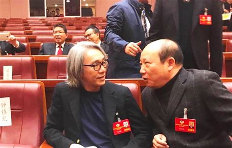 55岁周星驰现身广东省政协会议_手机凤凰网
