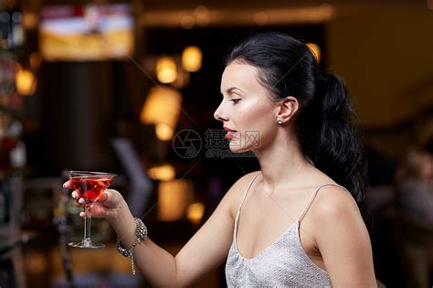 男人和女人在酒吧喝酒送礼物高清图片下载-正版图片502209144-摄图网