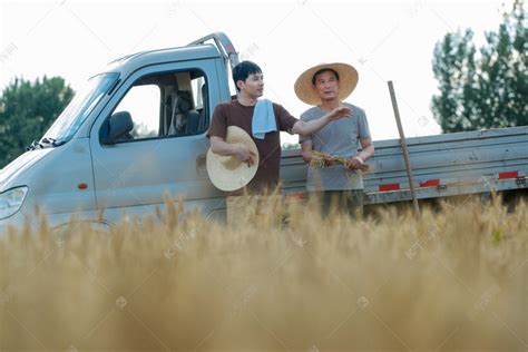 靠在车上休息聊天的农民高清摄影大图-千库网