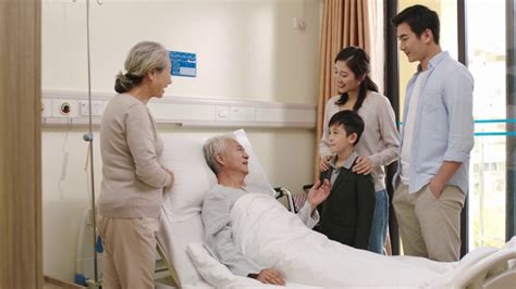 亚洲医生与老年病人和家属交谈视频素材_ID:VCG42N1198397162-VCG.COM