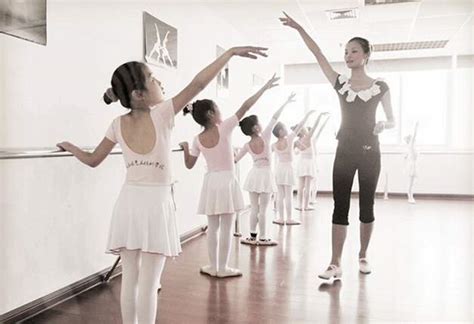 舞蹈艺考培训中应该怎么训练控制力？ - 成都新亚艺考培训学校