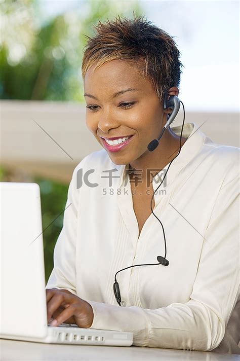妇女使用互联网电话服务人物特写美女高清摄影大图-千库网