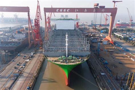 沪东中华造船全球最大24000TEU集装箱船出坞下水