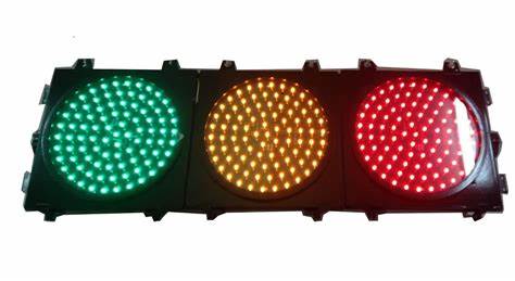 三个红绿灯4条路圆灯能右转吗