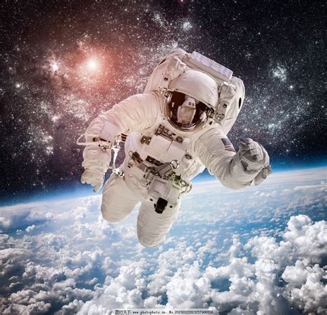 面对着月亮的宇航员图片-黑色背景下浮在太空的宇航员素材-高清图片-摄影照片-寻图免费打包下载