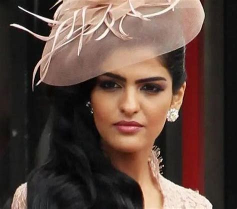 42岁沙特王妃不简单：不戴头巾，4岁就要混时尚圈，还当上Vogue主编_凤凰资讯