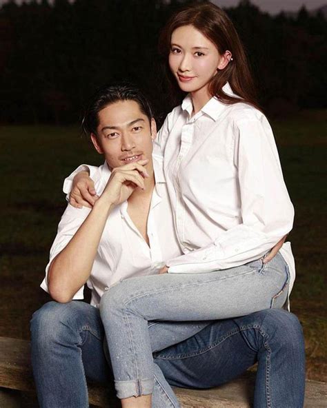 林志玲婚后与丈夫Akira一起登上台湾版《VOGUE》闭年封面