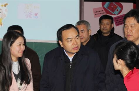 武汉市市长万勇看望慰问天然气公司一线干部职工