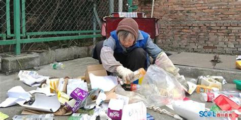 香港立法会议员陈沛然夫妇体验拾荒生活 废品回收比想象要难-国际环保在线