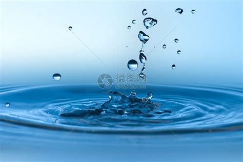 清蓝的色水喷洒在清澈的水中蓝色高清图片下载-正版图片504156107-摄图网