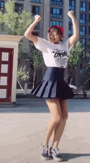 火爆抖音的夏日抖肩舞来啦！感受一下SNH48小姐姐的魔性舞蹈