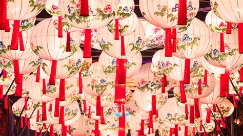灯笼高高挂，家家张灯结彩，红灯笼是中国传统节日必需品！_凤凰网