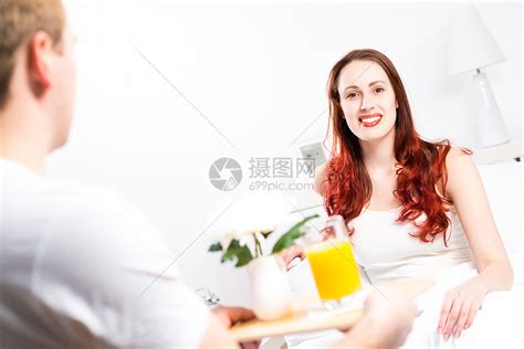 男人把他女朋友的早餐带到床上来蜜月房子成人果汁微笑黑发卧室乐趣丈夫男性高清图片下载-正版图片321591487-摄图网