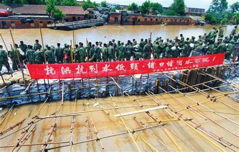 镜头下，1998年抗洪灾的武警战士，誓死捍卫群众安危|洪水|武警战士|水灾_新浪新闻