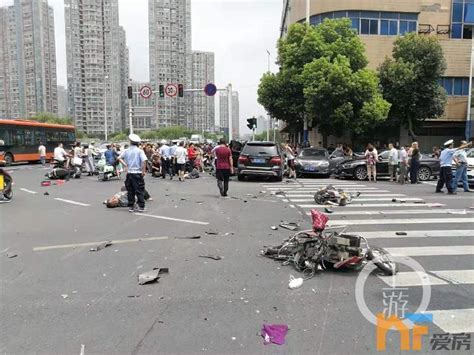 上海一公交车撞上人行道 现场确认一人死亡(组图) - 故事汇 - 中国财富网