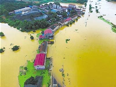 印尼遭遇洪灾 街道被淹民众坐齐膝大水中淡定喝可乐 _深圳新闻网