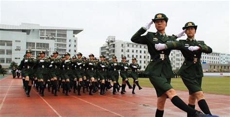 香港警察学院结业首次采用中式步操_南方网