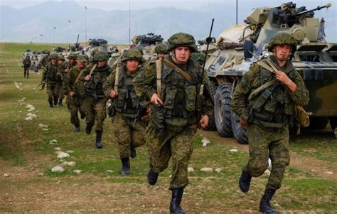 俄陆军总兵力30万，20万投入乌克兰，现代军队人数真不重要？__财经头条