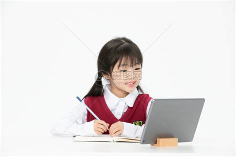 小女孩看平板电脑学习高清图片下载-正版图片501540768-摄图网