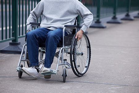 路人帮助坐轮椅的男性特写高清图片下载-正版图片501997214-摄图网