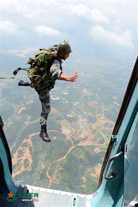 空舞！特战队员高空跳翼伞训练