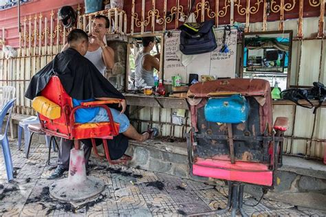 柬埔寨的街头理发店，网友称太寒酸，你愿意在这里理发吗？