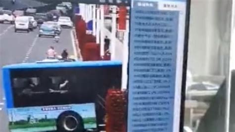 贵州安顺一公交车冲进水库，内有高考学生_凤凰网视频_凤凰网