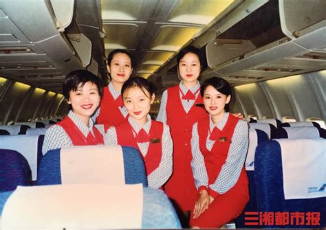 湖南初代空姐今日退休 她36年飞了三万多个小时 - 城事 - 新湖南