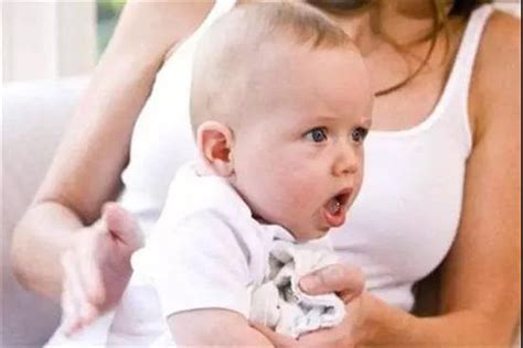 新生儿怎么拍嗝防止吐奶（学会给宝宝拍奶嗝的方法，轻松解决溢奶问题） | 说明书网