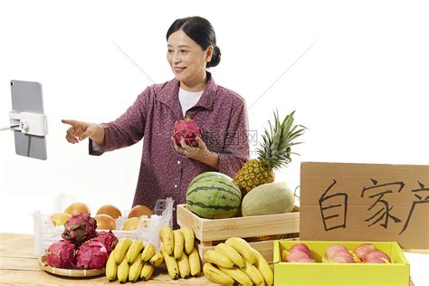 女性果农在网络直播间售卖蔬菜水果高清图片下载-正版图片502490858-摄图网