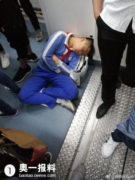 好心疼！学生满脸疲惫在地铁上睡着 _报料_民声汇_奥一报料_南都报系综合报料平台