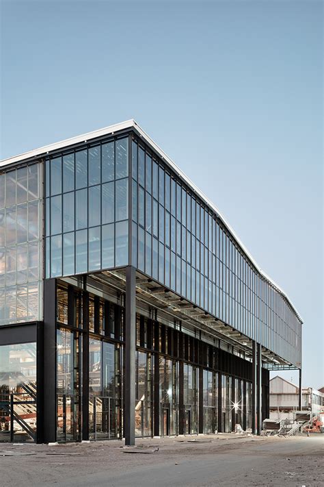 玻璃幕墙与超高楼层相结合增加建筑通透性-广东信鼎建设工程有限公司
