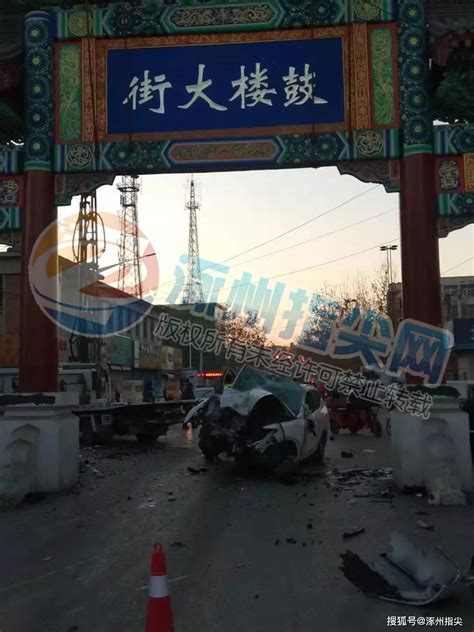 涿州鼓楼大街发生一起交通事故，牌楼下面一侧的石狮子撞碎了！_网友