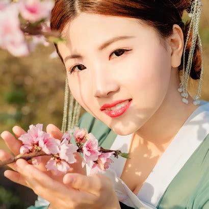 桃花古风头像女生真人版