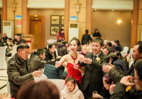 举行户外婚礼的新人喝酒庆祝高清图片下载-正版图片502381630-摄图网