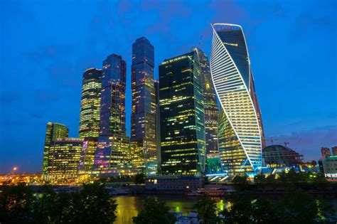 莫斯科摩天大楼夜景图片-夜空下的莫斯科城市摩天大楼素材-高清图片-摄影照片-寻图免费打包下载