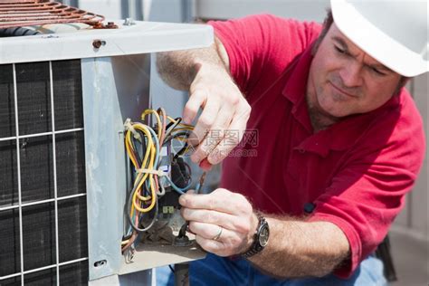 空调修理工重新装设压缩机专心操作人的手和电线高清图片下载-正版图片306984586-摄图网