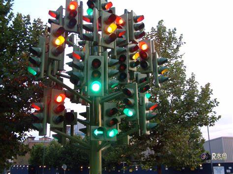 世界上第一个红绿灯是什么样子的(世界上最可怕的三种红绿灯)