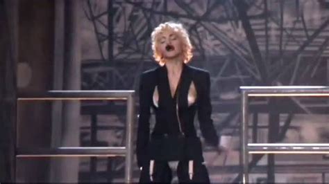 麦当娜1990演唱会现场，简直不要太性感！_腾讯视频