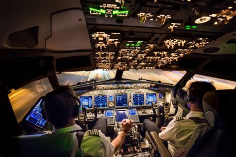 机舱内空乘飞机经济舱座位高清图片下载-正版图片300855638-摄图网