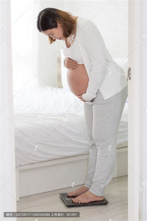 孕妇在怀孕八个月期间体重增加,,,摄影,汇图网www.huitu.com