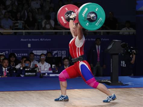 朝鲜运动员破举重女子64公斤级赛会纪录夺冠