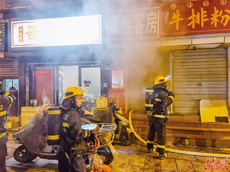 北京一居民小区着火，消防站挨着小区消防车却进不来_荔枝网新闻