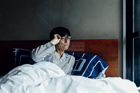 躺在床上看窗外的男性高清图片下载-正版图片502038712-摄图网