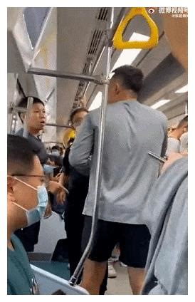 北京地铁4名乘客打架后续！主动挑衅袭击的夫妻俩被网暴！|胸肌|挑衅|北京地铁_新浪新闻