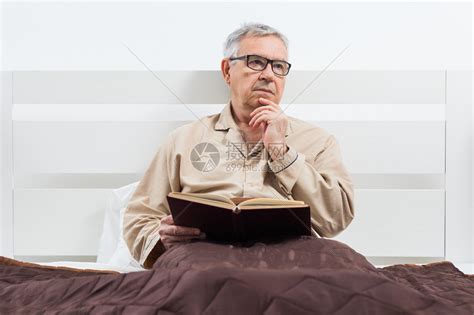 睡前坐在床上看书的男生高清图片下载-正版图片500701273-摄图网