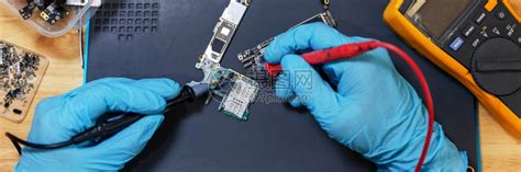 电话修理概念一名年轻的电气技术员使用一个计量电子设备路流的仪表测量维护硬件服务高清图片下载-正版图片308051440-摄图网